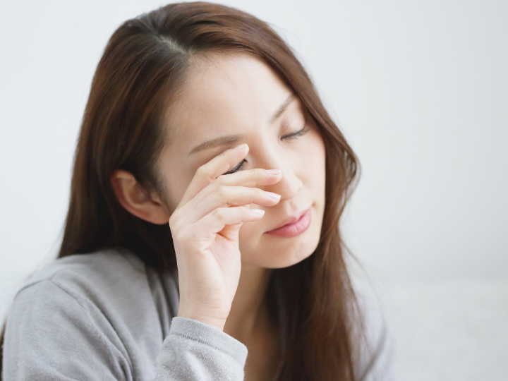 結膜炎｜目をこする女性