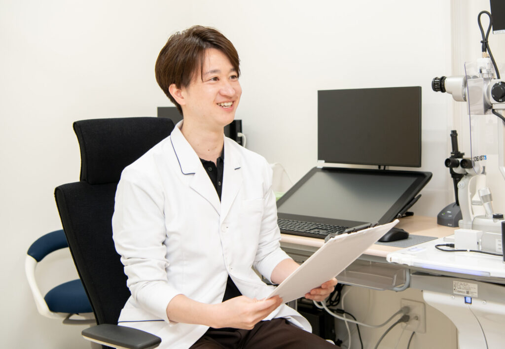 硝子体注射の治療計画について説明をする医師