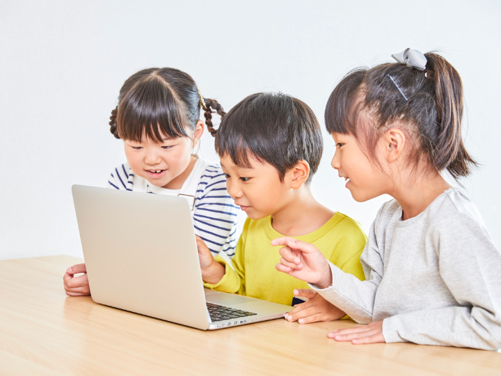 パソコンを見る子供たち
