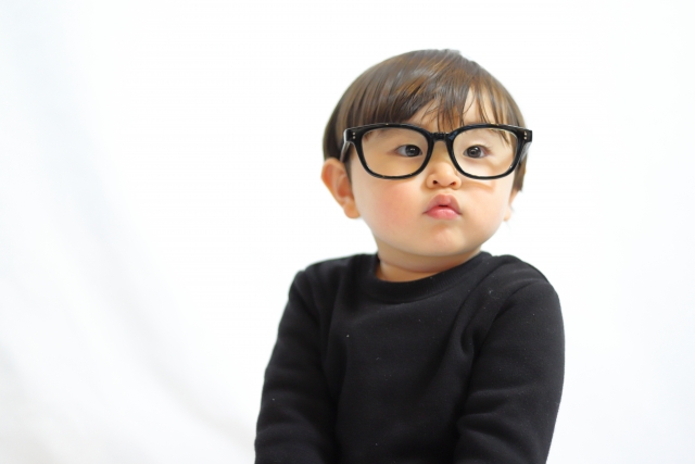 弱視｜メガネをかける子供