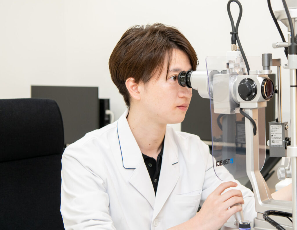 オルソケラトロジーの診察をする院長木村医師